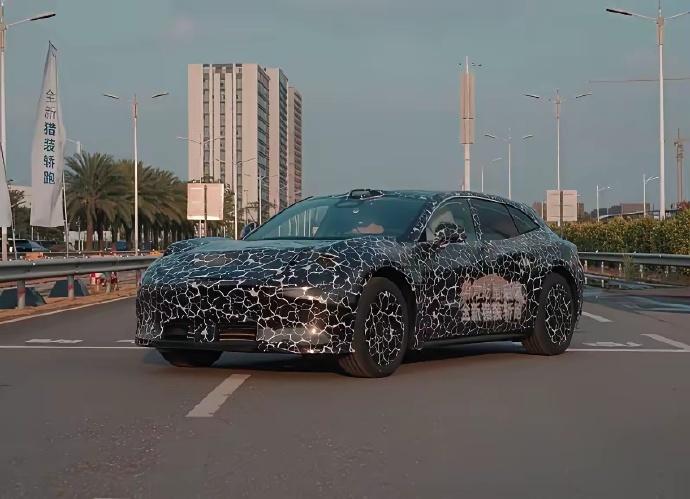 启境：华为的猎装轿跑野望
华为和广汽联手打造的“启境”汽车首款车型谍照曝光。
外