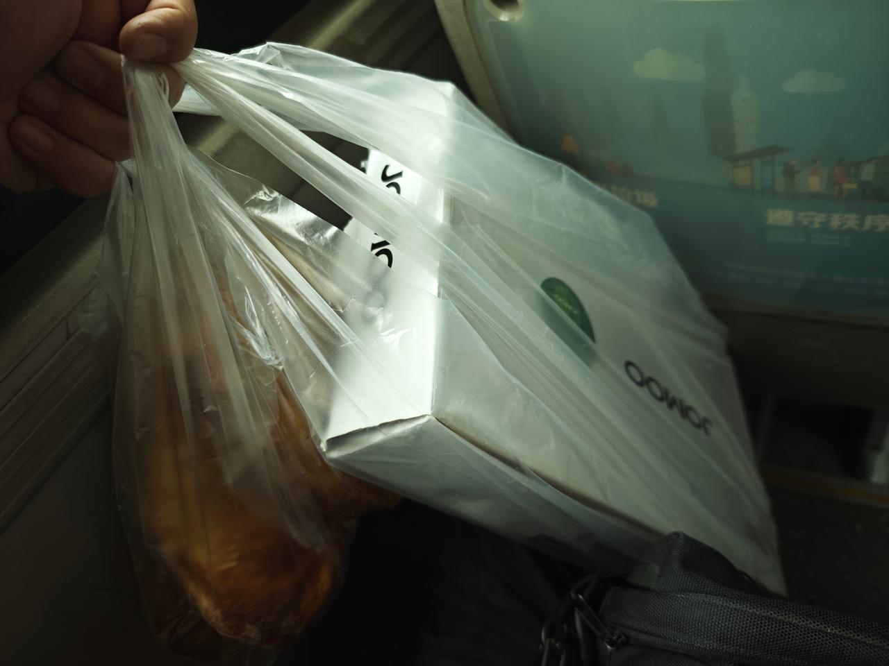 快两个月了，第一次在重庆过一个完整周末。忙完手上的事情，网上给自己买了鞋，又去买