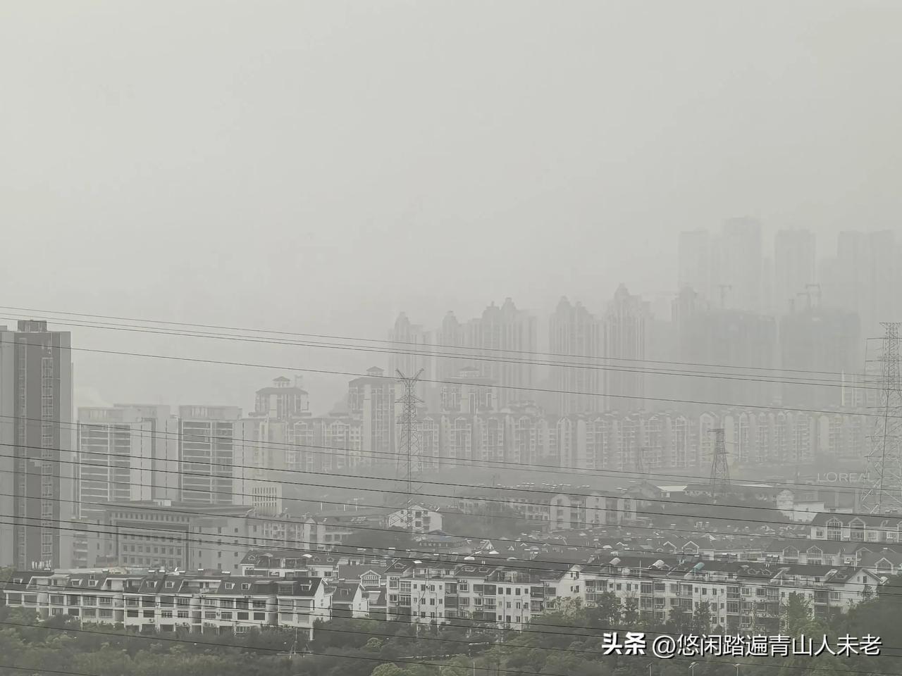 吃过中午饭，站在阳台向外望，发现天空已变成黄色灰蒙蒙一片了，很明显是北方地区的沙