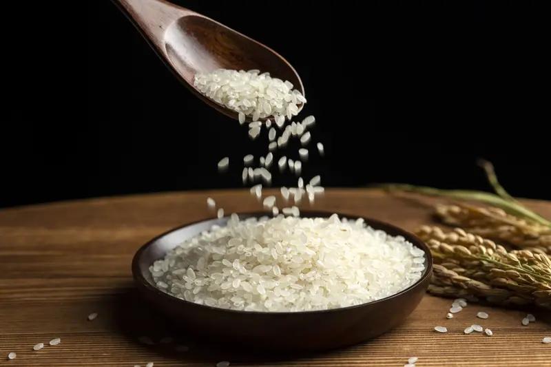 11月21日辽宁兴城市，几名老人在海边倾倒大米，街道办回复称：会去向领导反馈核实