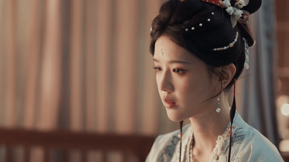 李卿喻钟黎十指相扣共创喻钟黎 平时气质偏清冷的喻钟黎，合作同框时亲和力瞬间拉满，