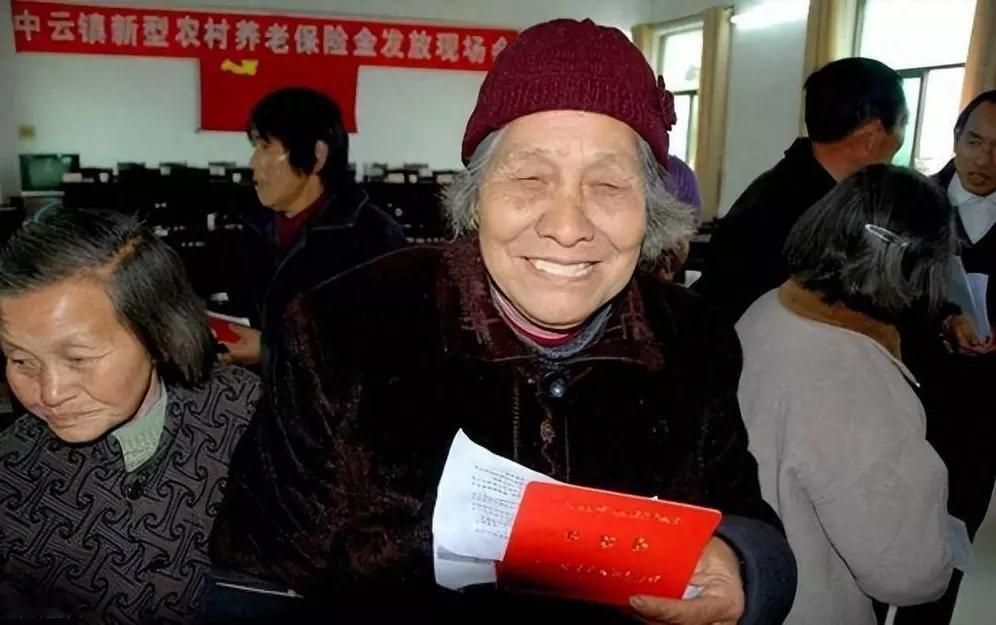 全球都在废除安乐死，安乐死合法化面临诸多争议。从伦理层面看，生命神圣论认为人无权