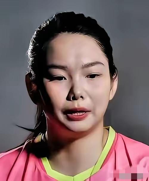 世乒赛夺冠的那一刻，孙颖莎扔掉球拍就往场边冲！马琳伸手拦不住，队友围上来她也不理