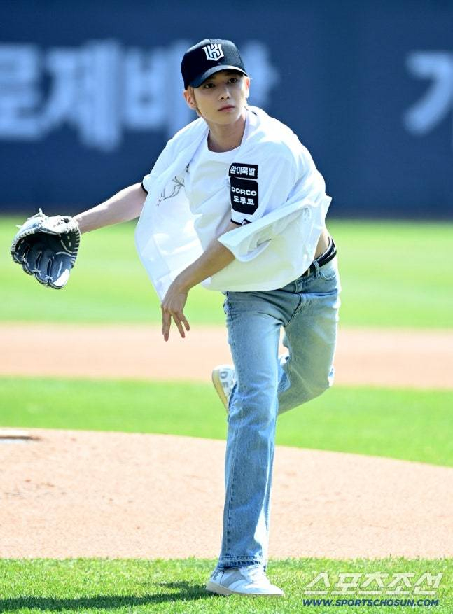 TXT姜太显棒球开球 TXT姜太显为今日棒球比赛开球，好阳光帅气！ 