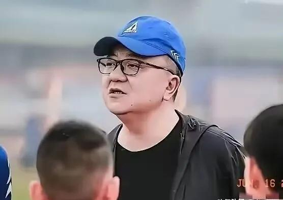 董路说，罗马餐厅的王老板的太太，将只身一人，携带我们的冠军奖杯回到北京。而且这一