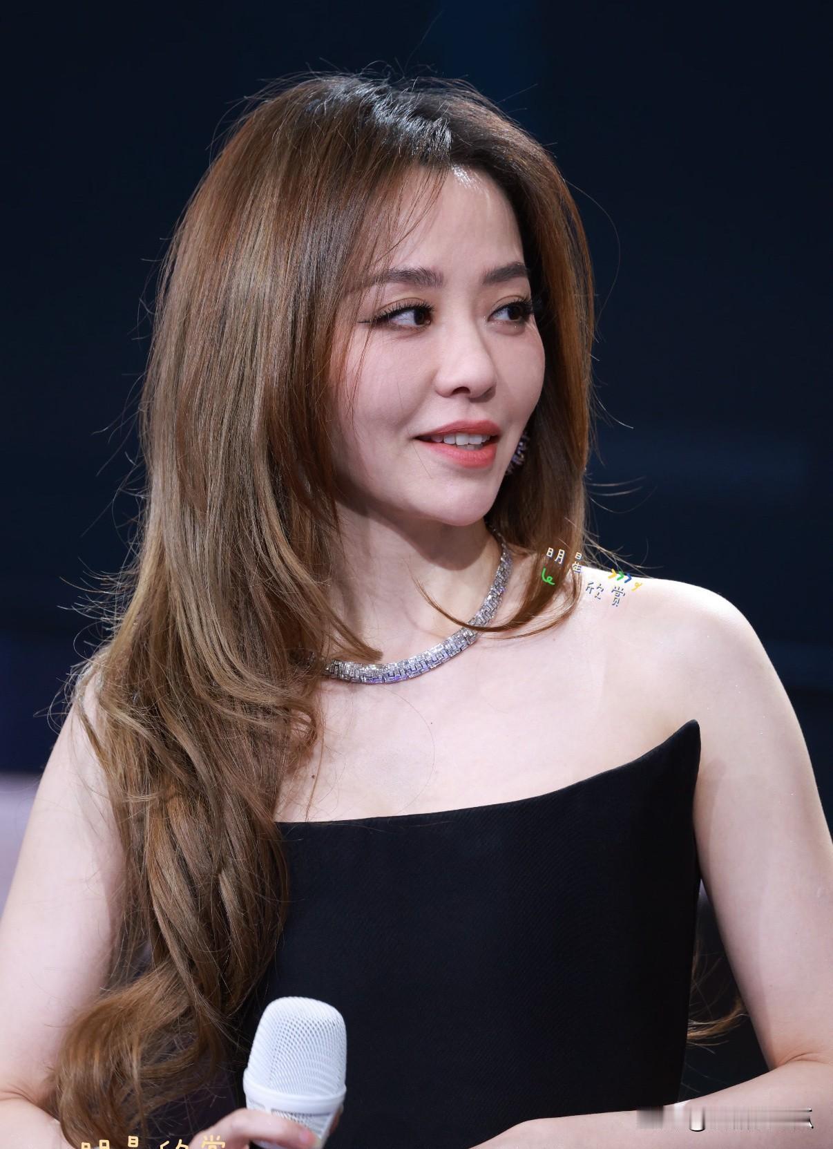 张靓颖患的那个带状疱疹
小时候就听奶奶说过
在农村叫蛇缠身，光听名字就挺吓人的，