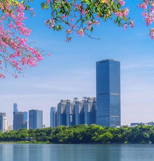 对人宽容，如春风化雨；对己通透，似明月照心田。    