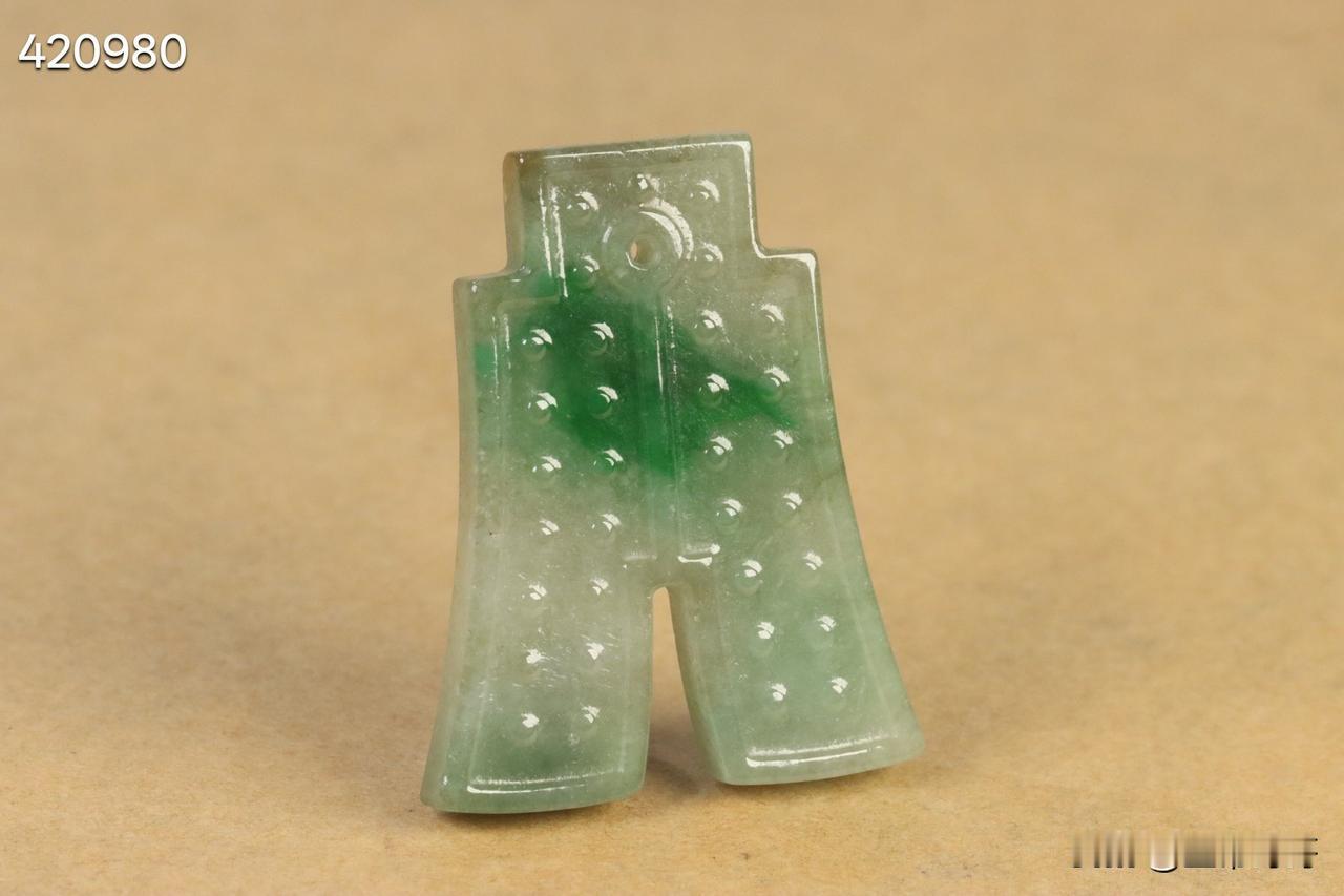 旧藏  老翡翠乳钉库币雕件。

规格：4.41*3.45*0.54cm

重量：