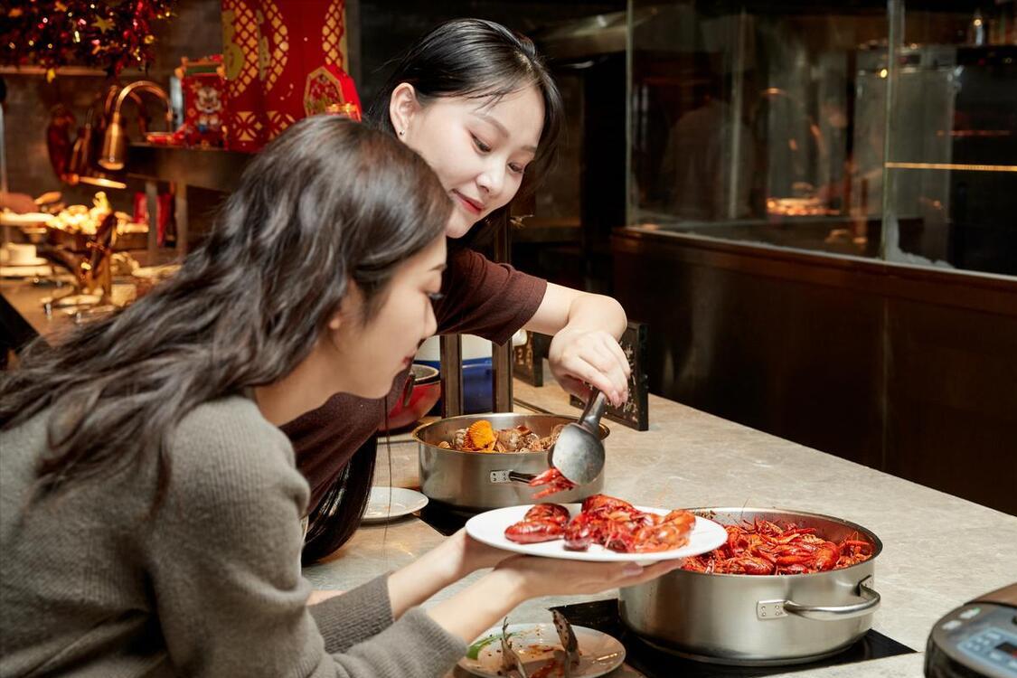 你发现没？吃自助餐时，有3个“怪象”让人难以理解，原因很现实
在商场餐饮层，自助