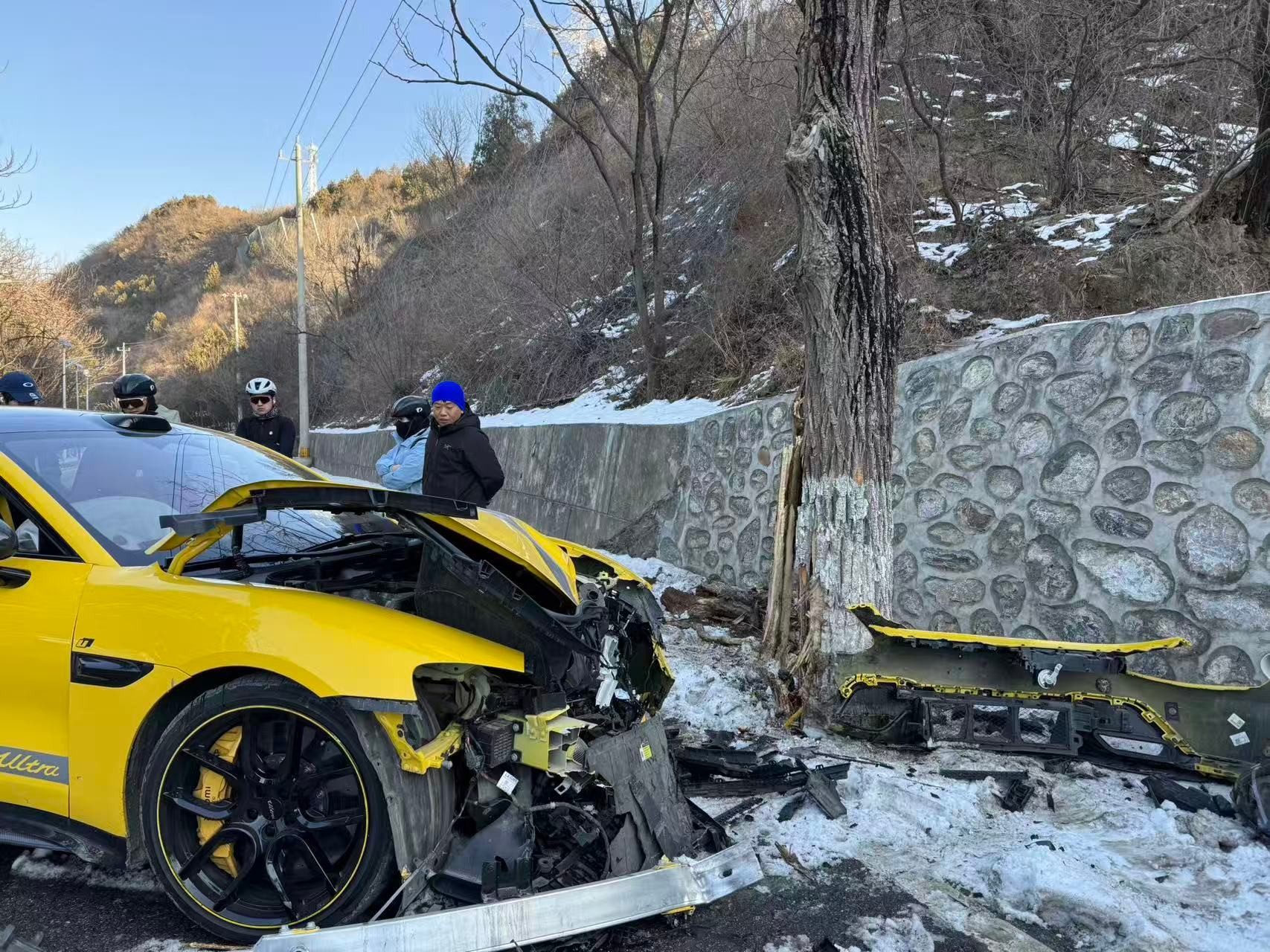 马上就春节了这是何必呢天气冷轮胎温度低没有抓地力突然猛加油门就会出现失控现象幸亏