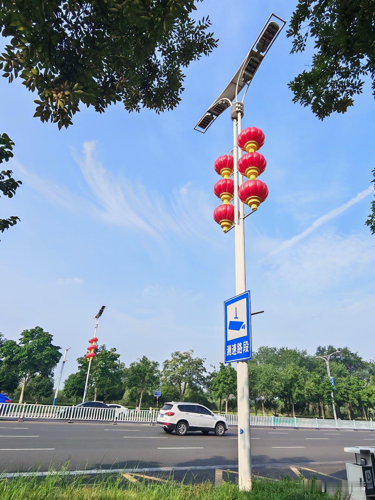 蚌埠路边风景夏天的蚌埠街景，蓝天白云，干净得像水洗过。行道树绿色葱茏，马路上车辆