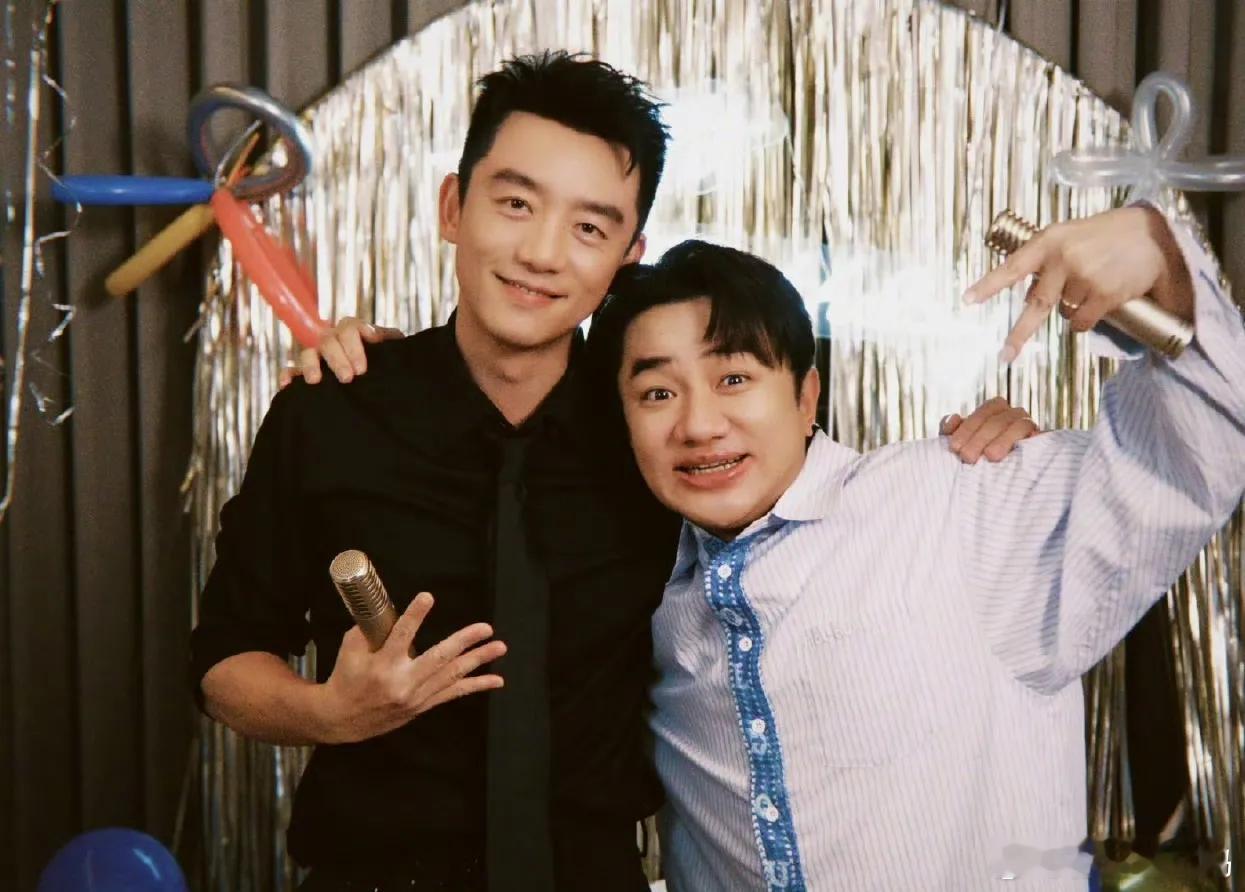 岁月温软，挚友相伴便是生日最好的礼物。郑恺迎来40岁生日，王祖蓝、尹正专程到场齐