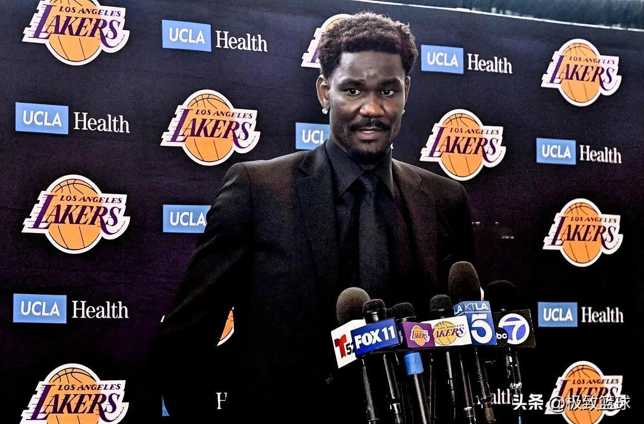 詹姆斯对艾顿加盟不上心啊！

艾顿接受ESPN节目的采访时，被问道有没有与勒布朗