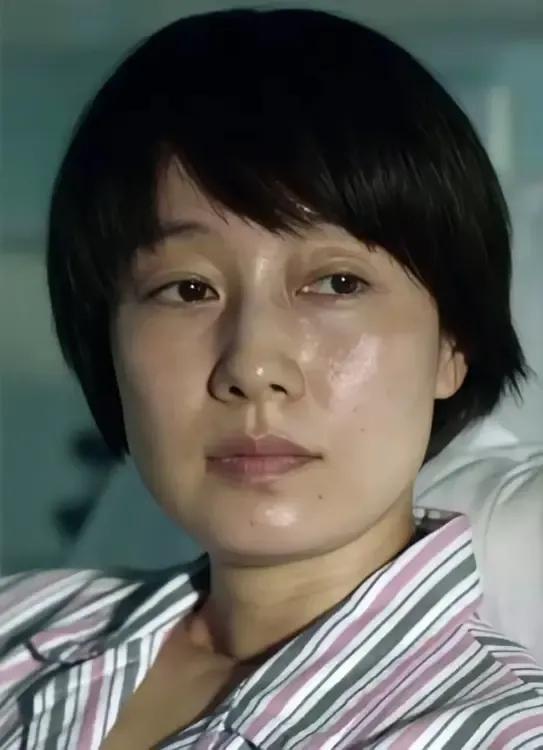 马伊琍素颜照，这才是真实的马伊琍。
猛一看和普通人几乎没啥区别。
可仔细看这精致