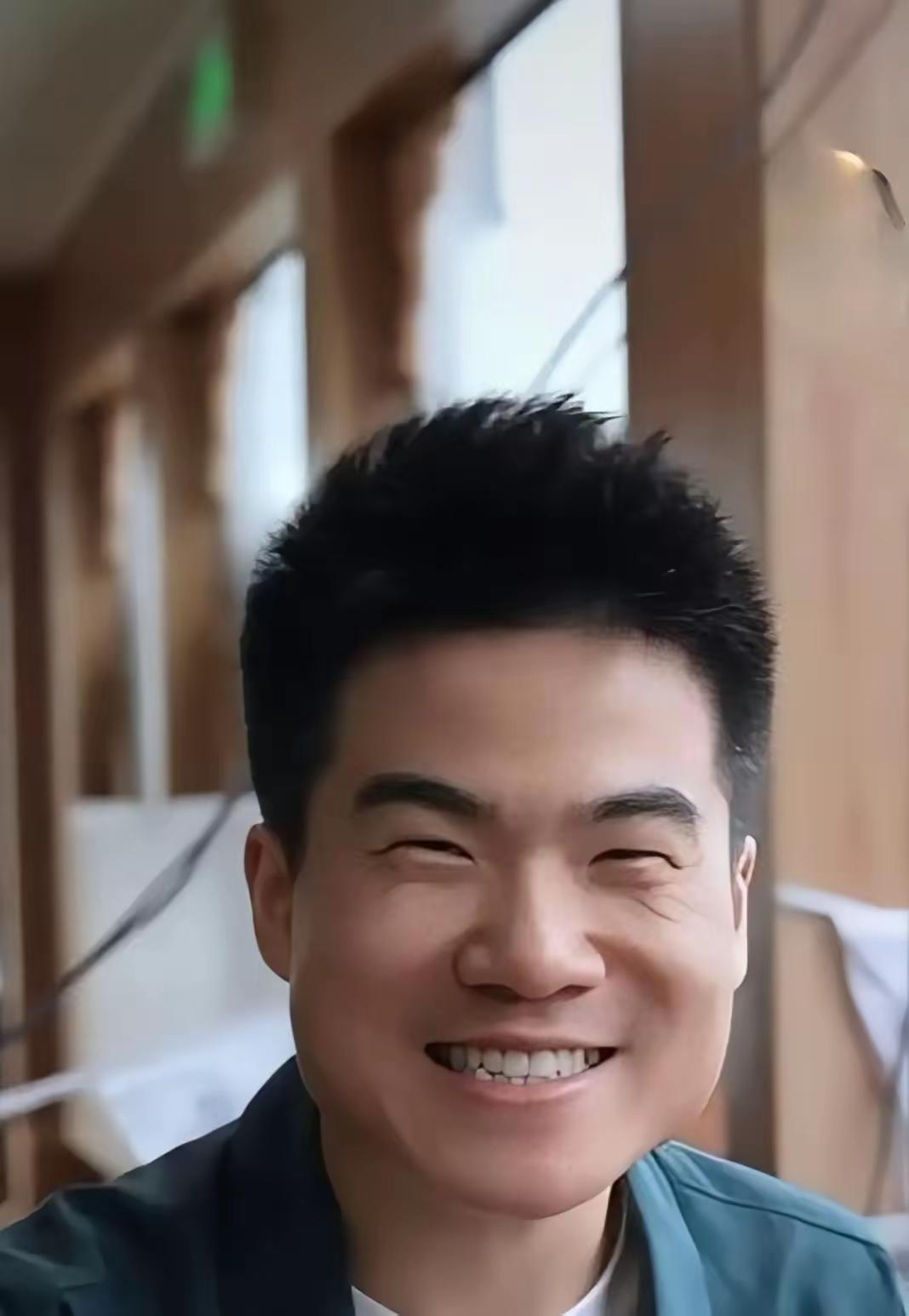 支持董宇辉，董宇辉去年给我们上65三只鸡，我吃了一正月，多实惠。马翔宇他卖东方甄