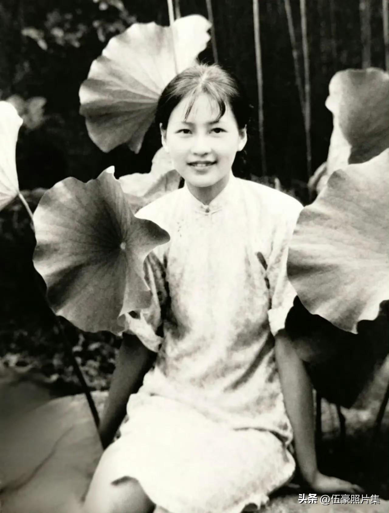 收录在林徽因外孙女于葵《回望林徽因》中的林徽因荷塘旗袍旧照，最本真的模样。林徽因