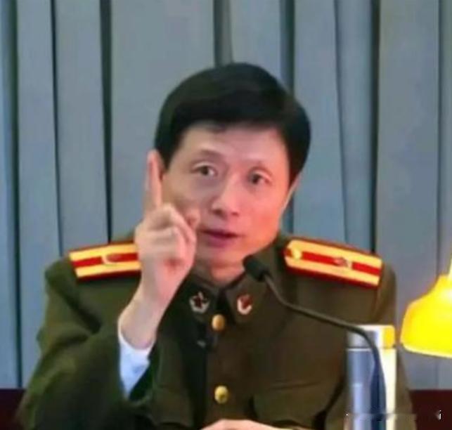 2016年，艾跃进在病床上与自己妻子一起过的最后一个生日，虽然镜头捕捉到了他嘴角