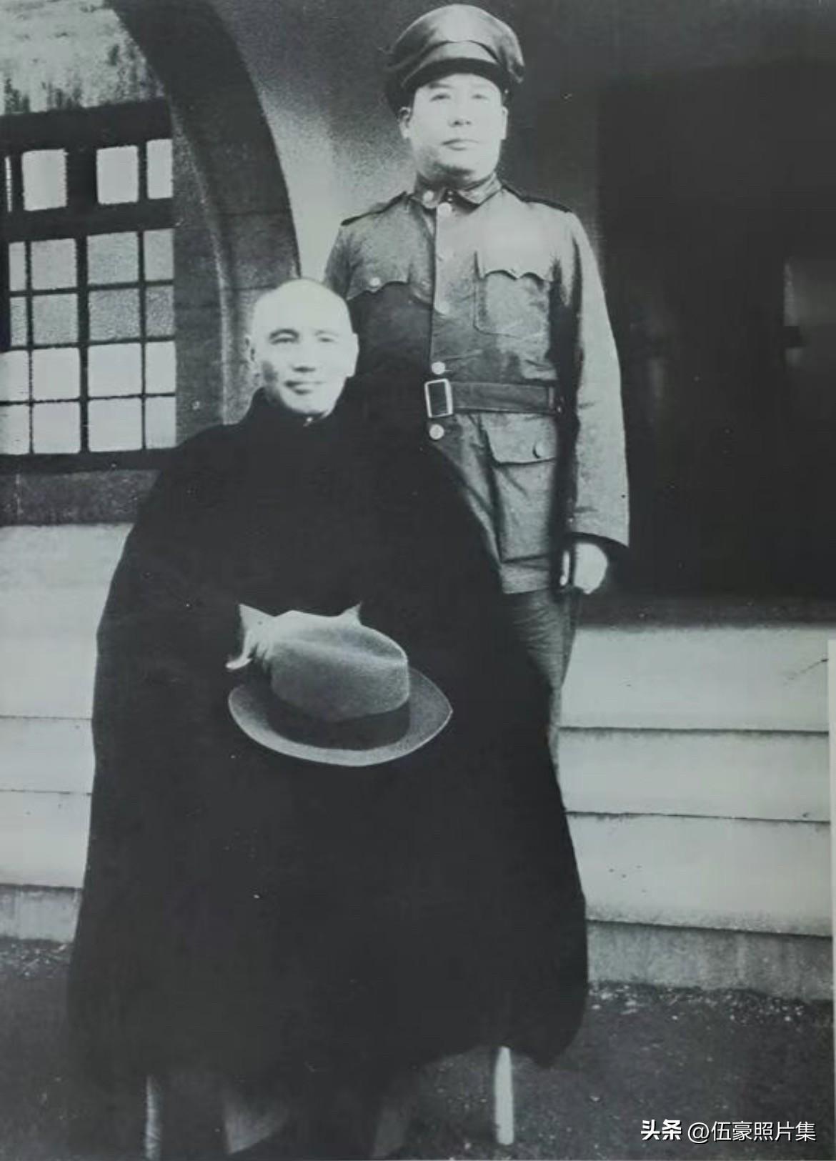 1945年，蒋介石与舒适存在南京官邸合影。你不知道的是，舒适存还是红军叛将！并且