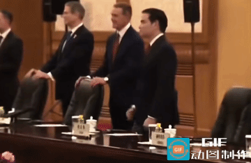 鲁比奥被富丽堂皇的宴会厅所惊艳，指指点点，夸个不停。
也难怪，他第一被夹带到这么