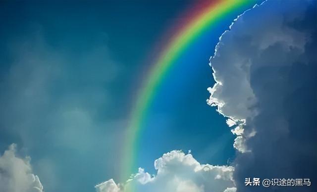 上联：烟锁平桥归牧晚，
下联：云雨雷鸣艳阳虹！
