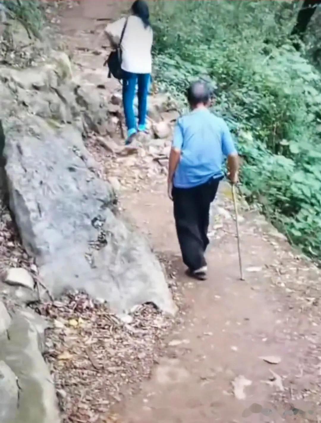 #上山你会选择爬上去还是坐索道#我会毫不犹豫的选择爬山上去。

这并不是为了省几
