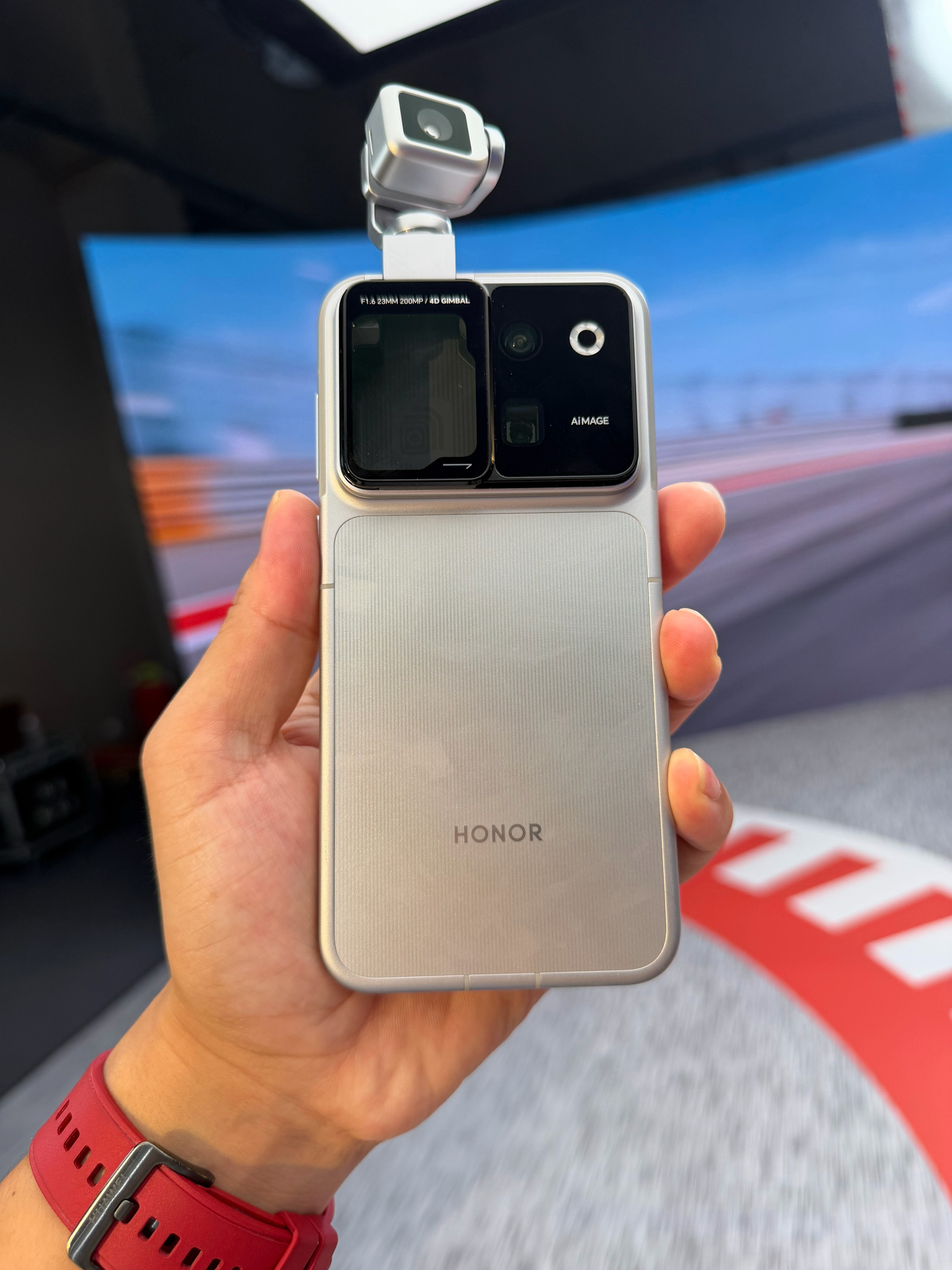 荣耀 Robot Phone ，作为云台手机，拥有满级配置，加上量产难度，估计定