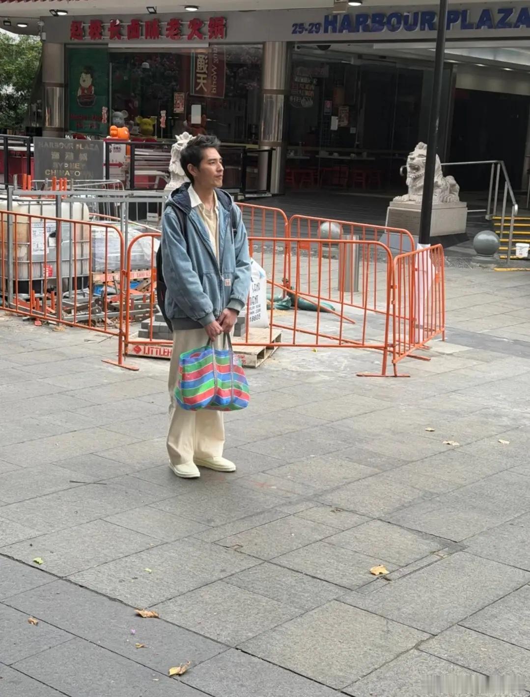 47岁蓝正龙美国被偶遇，看着显沧桑，离婚快3年儿女跟随前妻生活！ 