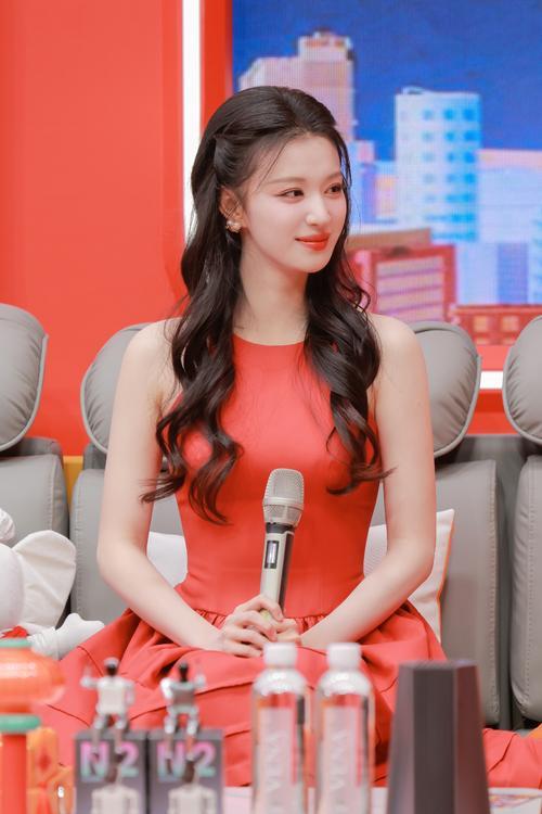 2026年央视春晚，王楚然在《贺花神》中饰演王昭君，其20秒红衣琵琶镜头惊艳全网