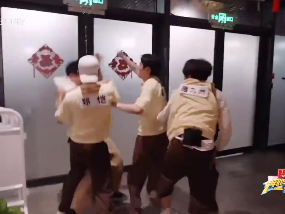 白鹿范丞丞陈立农看李晨被围攻白鹿范丞丞看李晨被围攻奔跑吧李晨扛着白鹿踩指压板 奔