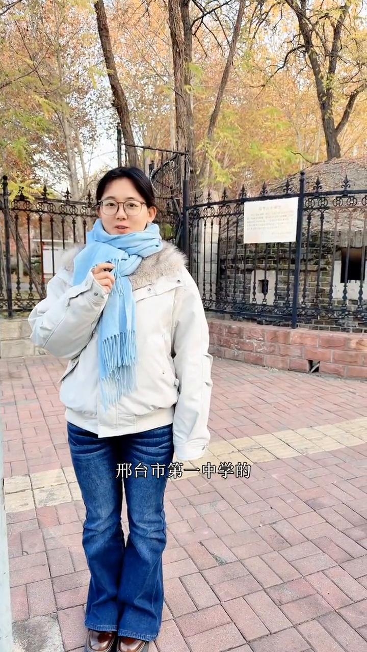 来到侵华日军碉堡。
大家好，头条带您转邢台。今天来到的是邢台五四路邢台市第一中学