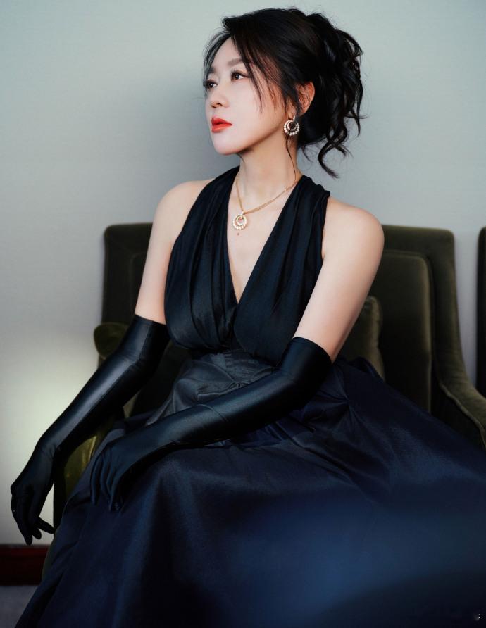 闫妮缎面黑裙黑色系的闫妮 中国影视之夜闫妮缎面黑裙，真的是太美了呀，看到这一次的