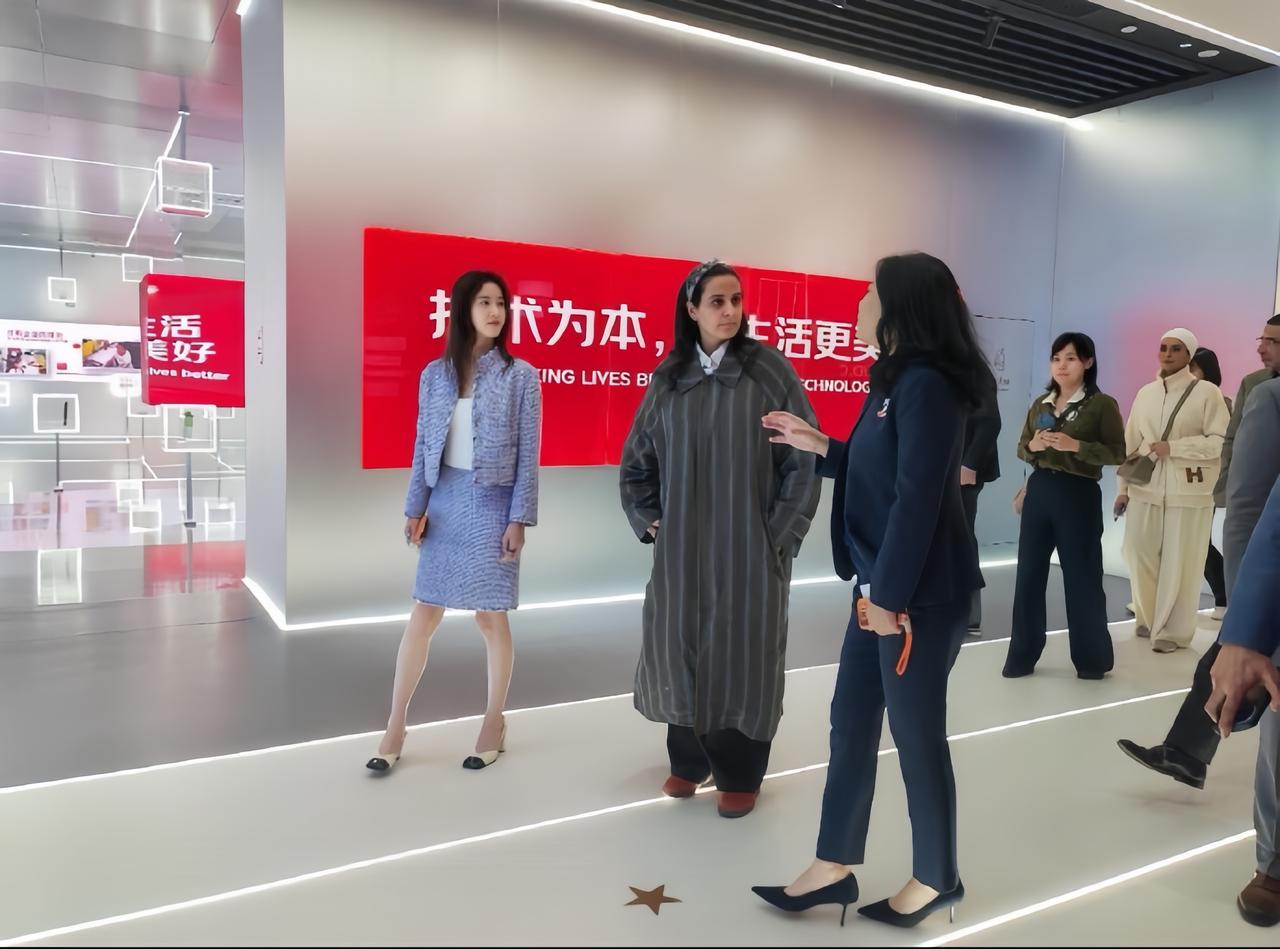 京东CEO许冉和章泽天陪同到访的卡塔尔公主

卡塔尔公主玛雅莎昨天去了京东美术馆