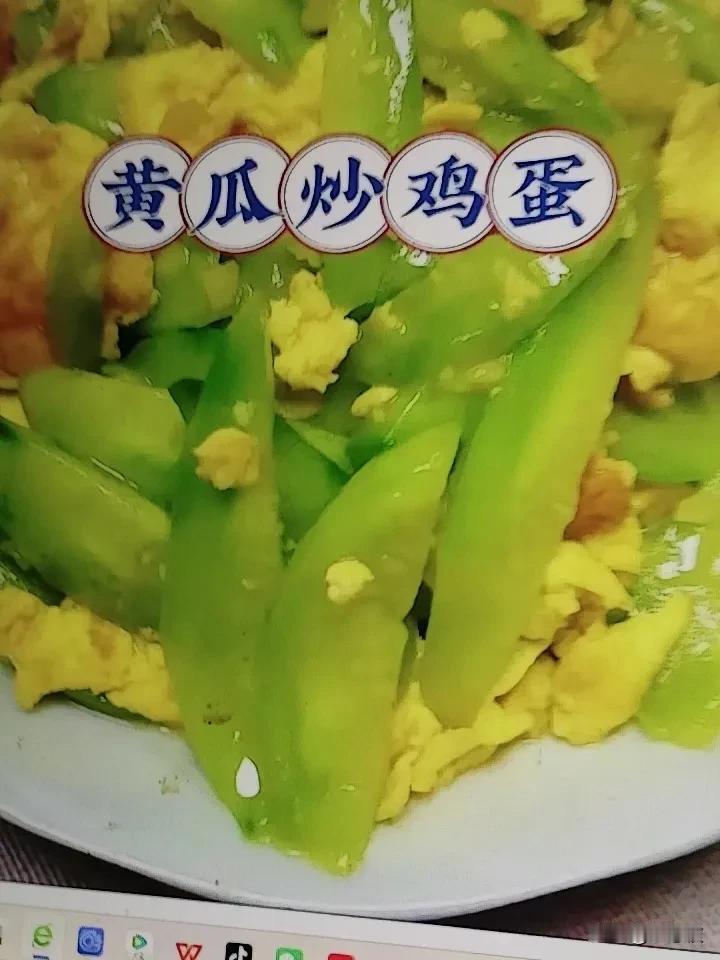 黄瓜炒鸡蛋真是一道宝藏家常菜！食材简单，随手就能凑齐。我一般选顶花带刺的新鲜黄瓜