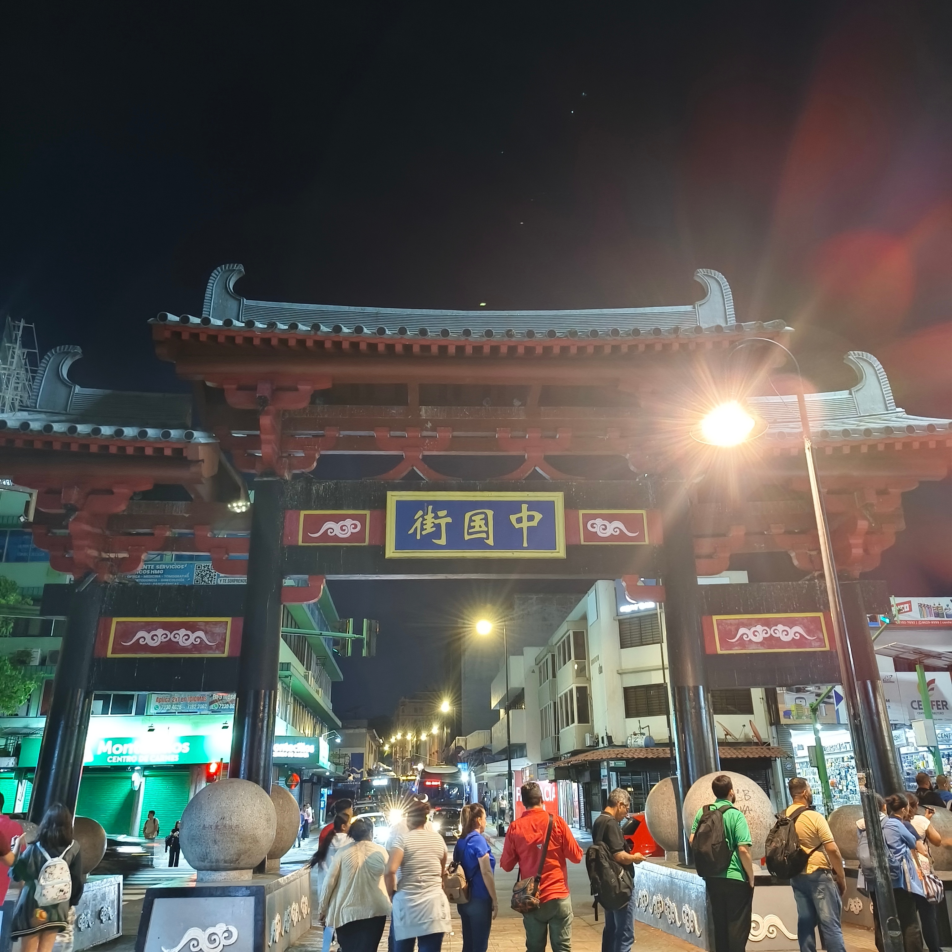 人生，该笑的时候，不如放声大笑。抱怨身处黑暗，不如提灯前行。愿你在自己存在的地方