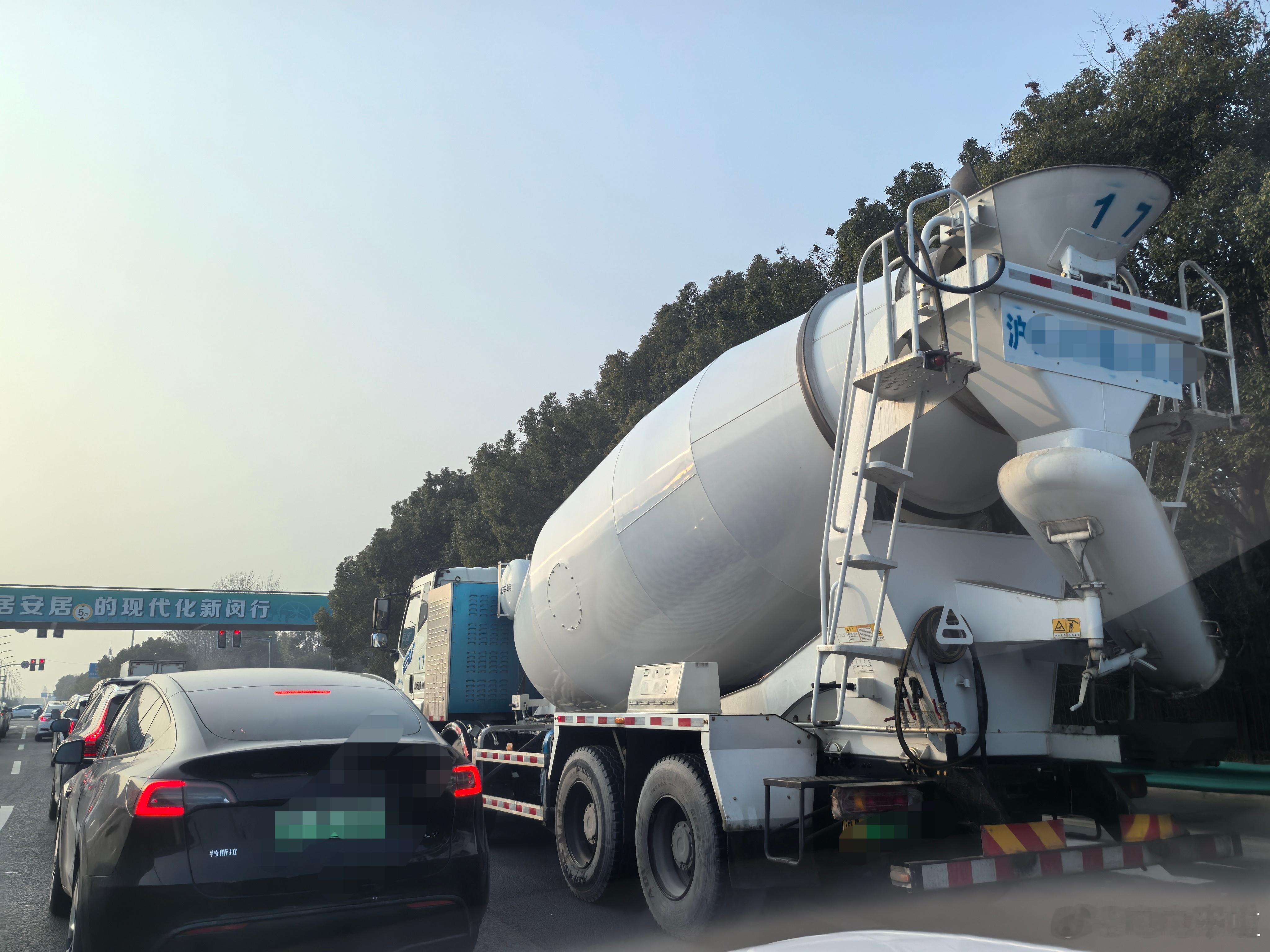 上海的混凝土搅拌车也出现了纯电动的版本，一汽解放的换电车型 