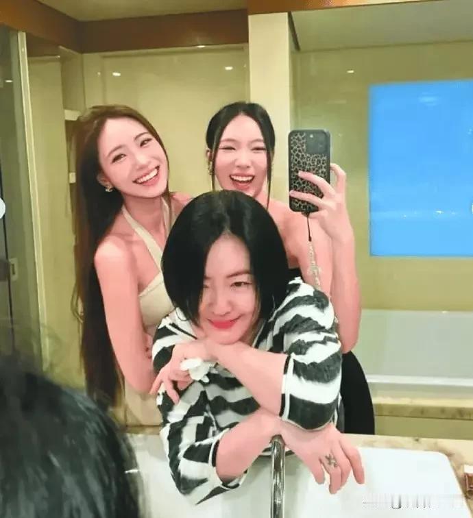 台媒说小S三个女儿对演艺圈没兴趣，都有自己的未来规划。不过之前小S女儿参加品牌大