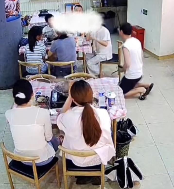 武汉一火锅店老板，当着满店客人，扑通跪下了。不是求饶，不是促销，而是求一桌聪明人