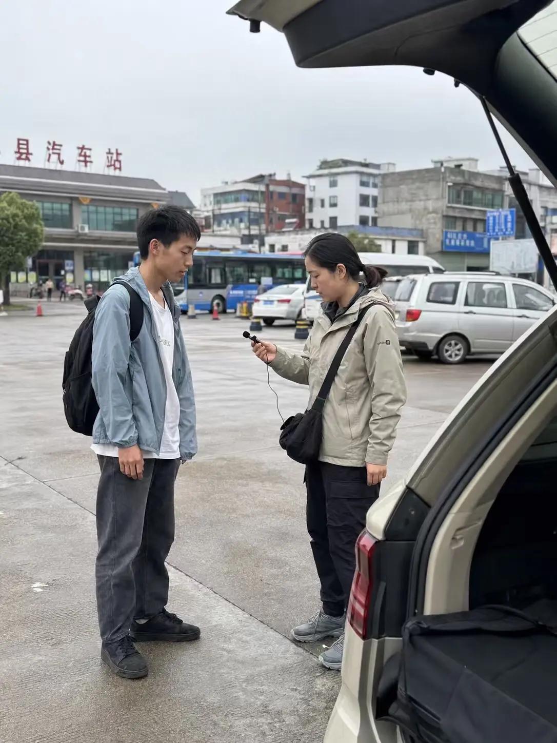 练习本上一直写着“妈妈看过了”周言考上名牌大学后，我们跟着他回村拍一条...