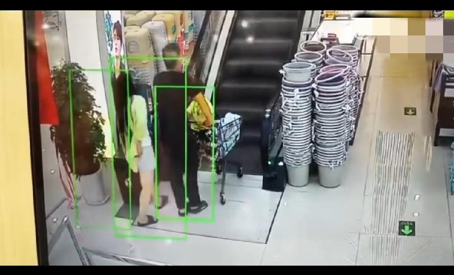 孩子想去二楼游乐场，丈夫提醒推车不能上扶梯，宝妈却执意抢过推车推上去。
推车前轮