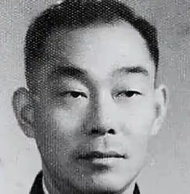 1949年上海解放，陈毅当市长，正愁找不到能镇住特务、黑帮的公安局长。陈赓笑着说