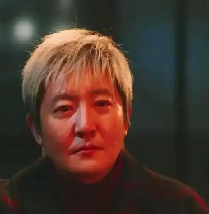 在工厂流水线上，藏着比电视剧更高级的演技。
 
崔国明给女老板修好机器，不是弯腰