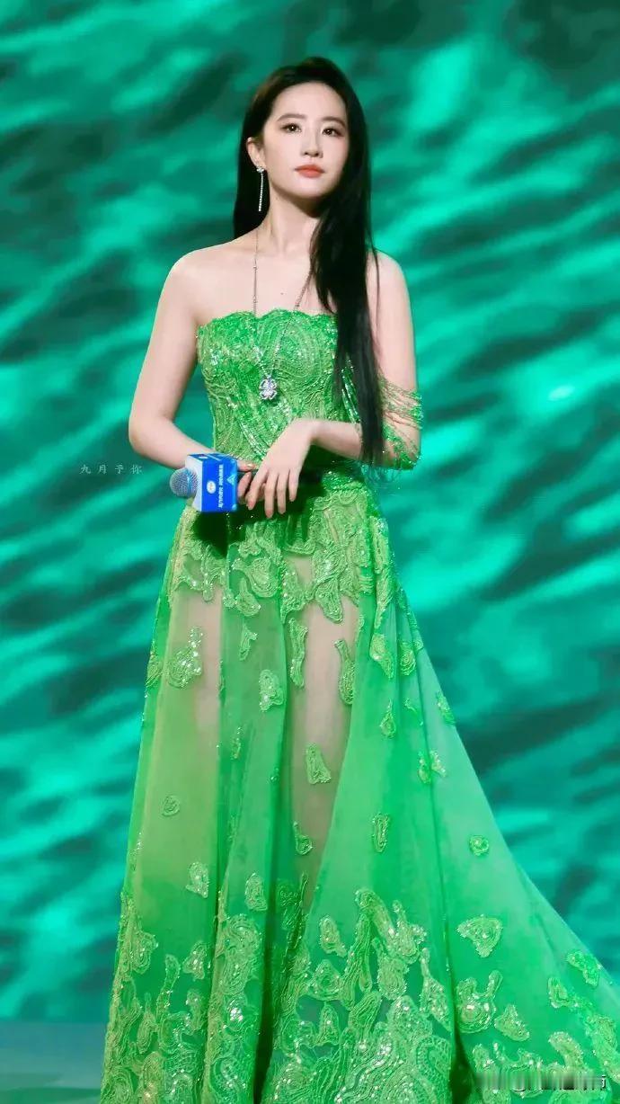 神仙姐姐，玉女变“欲女”，大长腿若隐若现很性感！这样的设计真的绝了！腿部微透，大