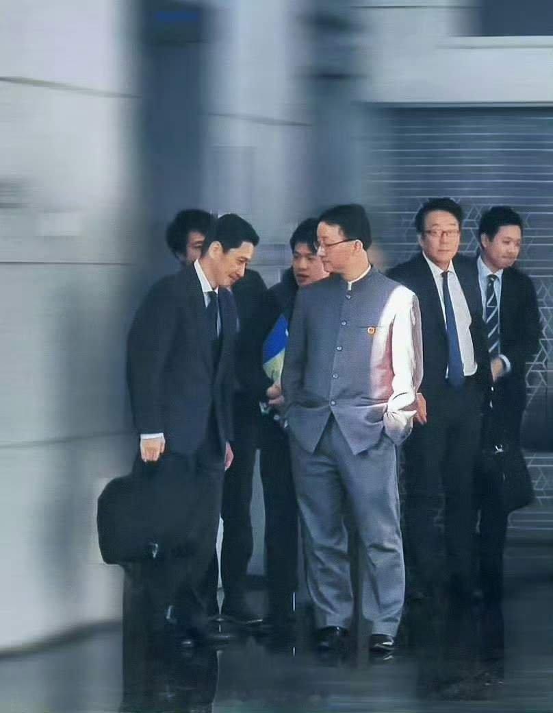 外交场合的静默，有时比言语更能诉说风暴的来临；而凛冽的天气，不过是现实寒意的一种