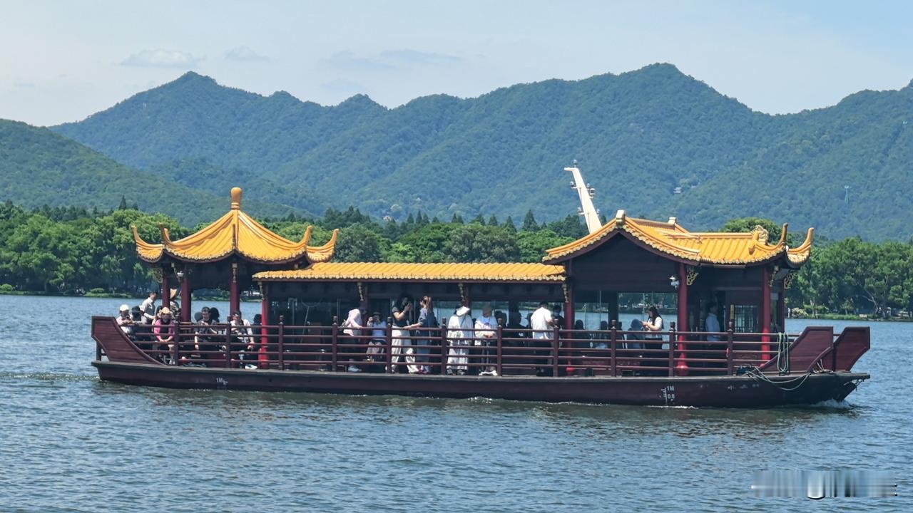 翻相册看到这张随手拍的天空照，简直绝了！湛蓝湛蓝的天空像被水洗过一样，没有一丝杂