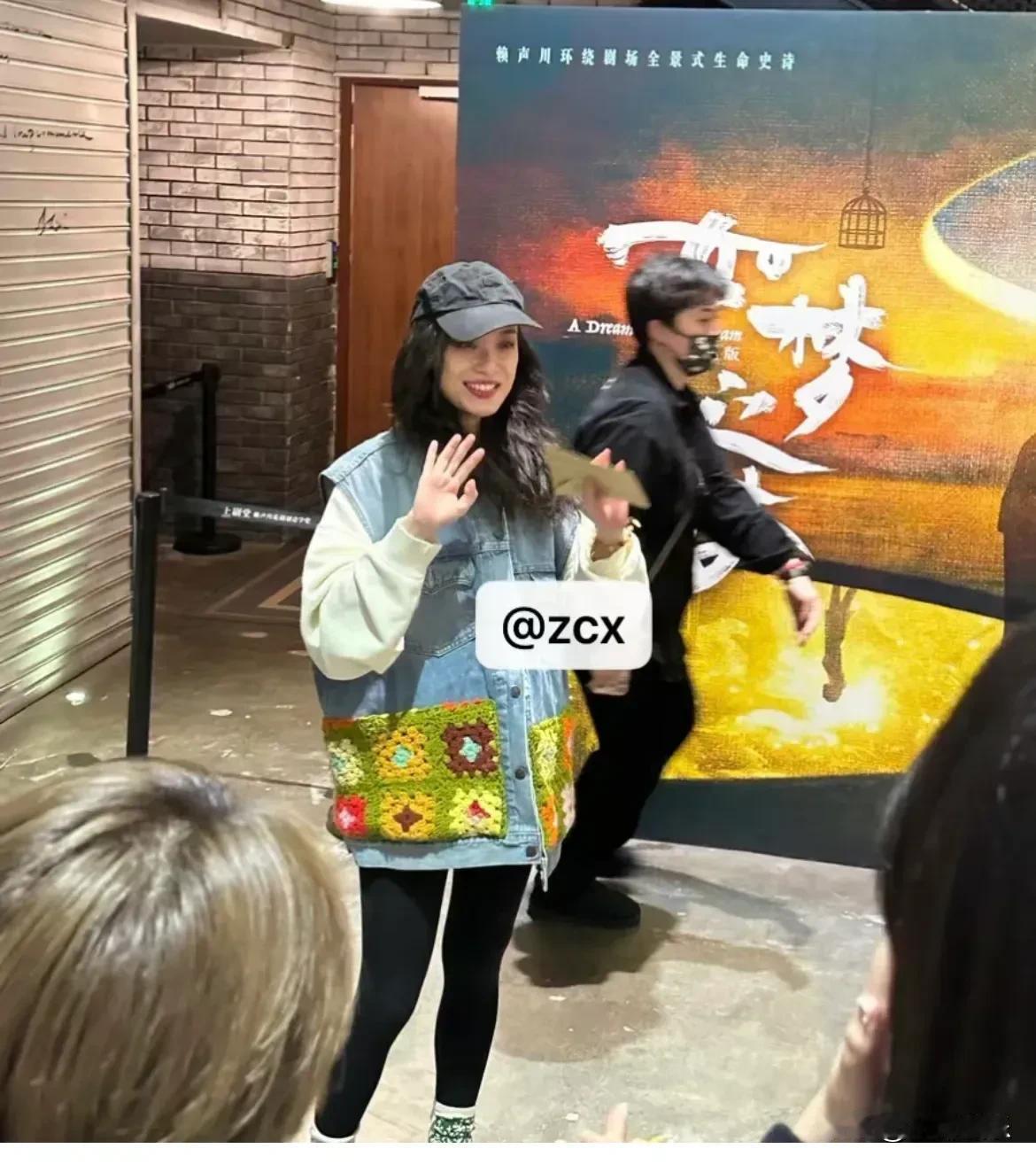 我偶遇了倪妮，她真的比电视上看起来更漂亮！她又瘦又高，五官甜美可爱，穿衣自然大方