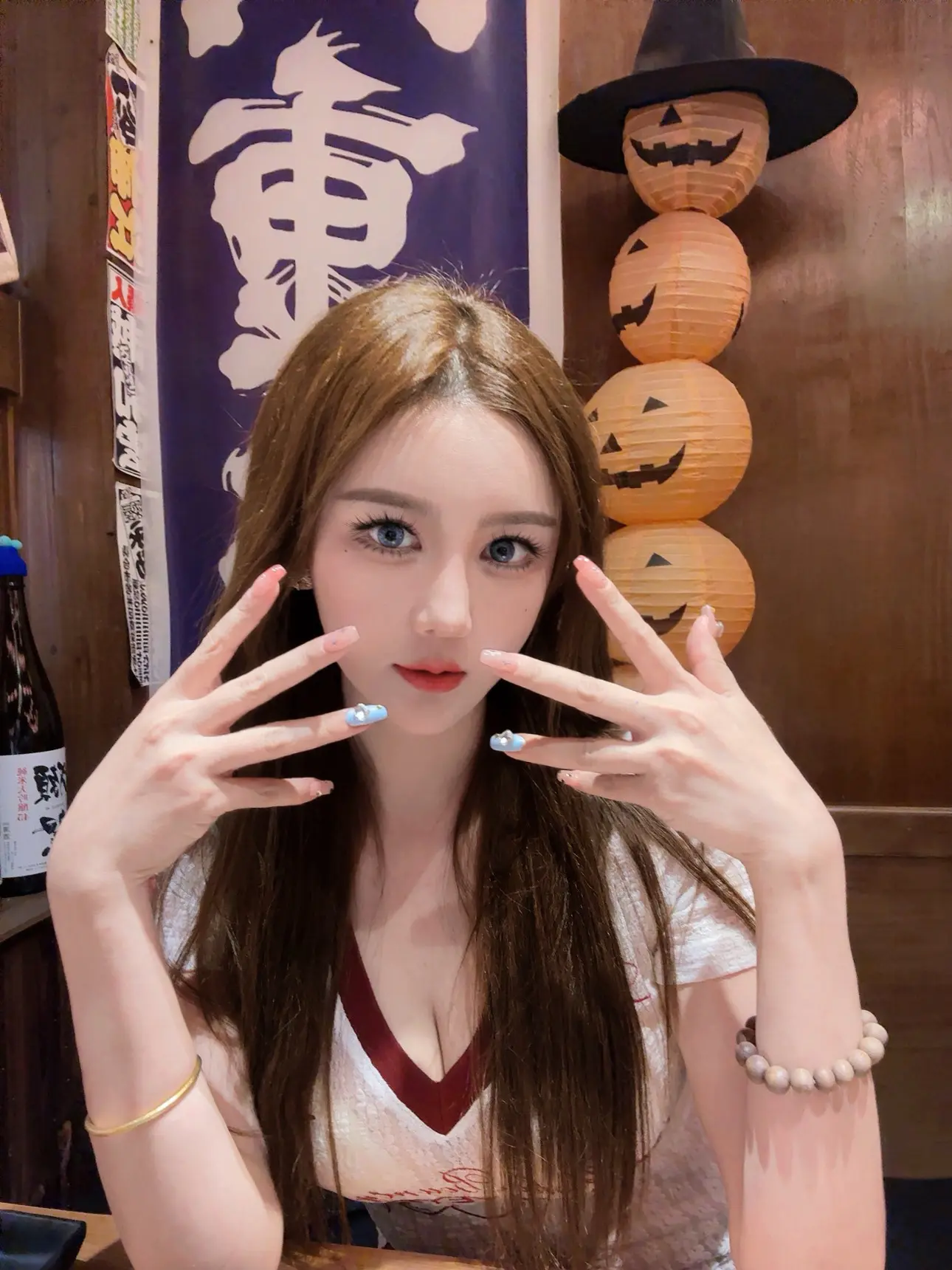 自己。我说怎么花钱也开心不起来，原来花的是自己的钱🌚