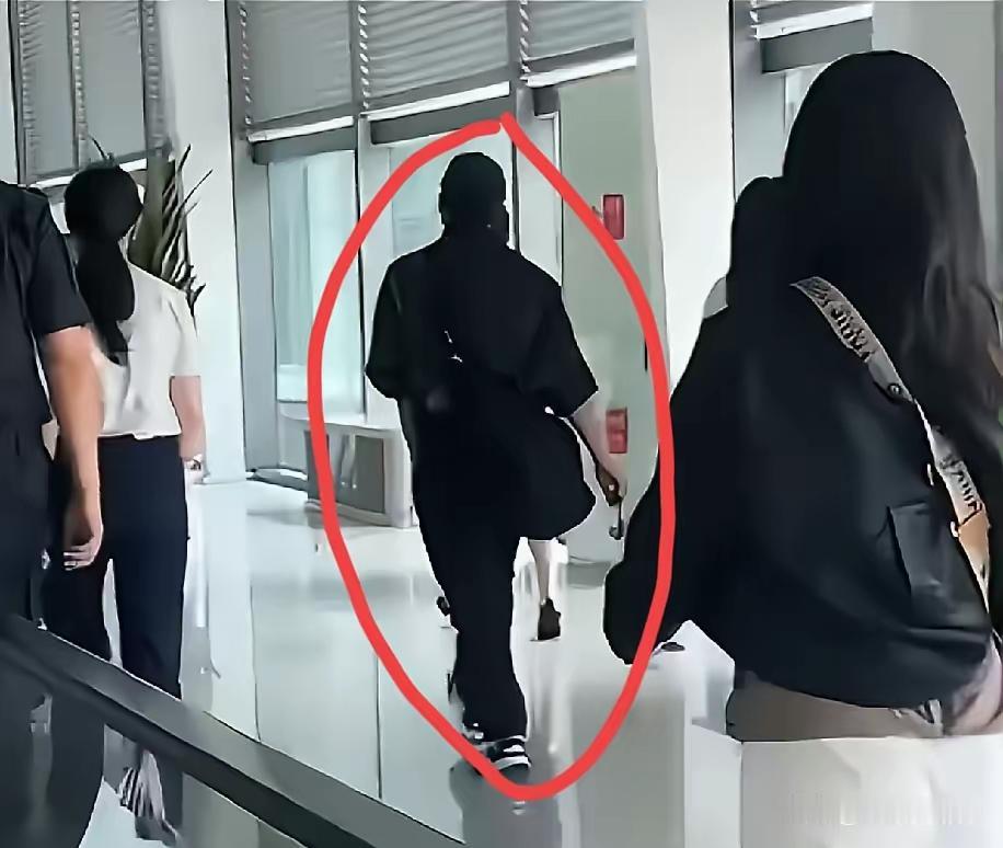 谢贤老爷子走了，谢霆锋内心肯定悲痛万分。他亲自通过“锋味”微博发声，为老爷子传奇