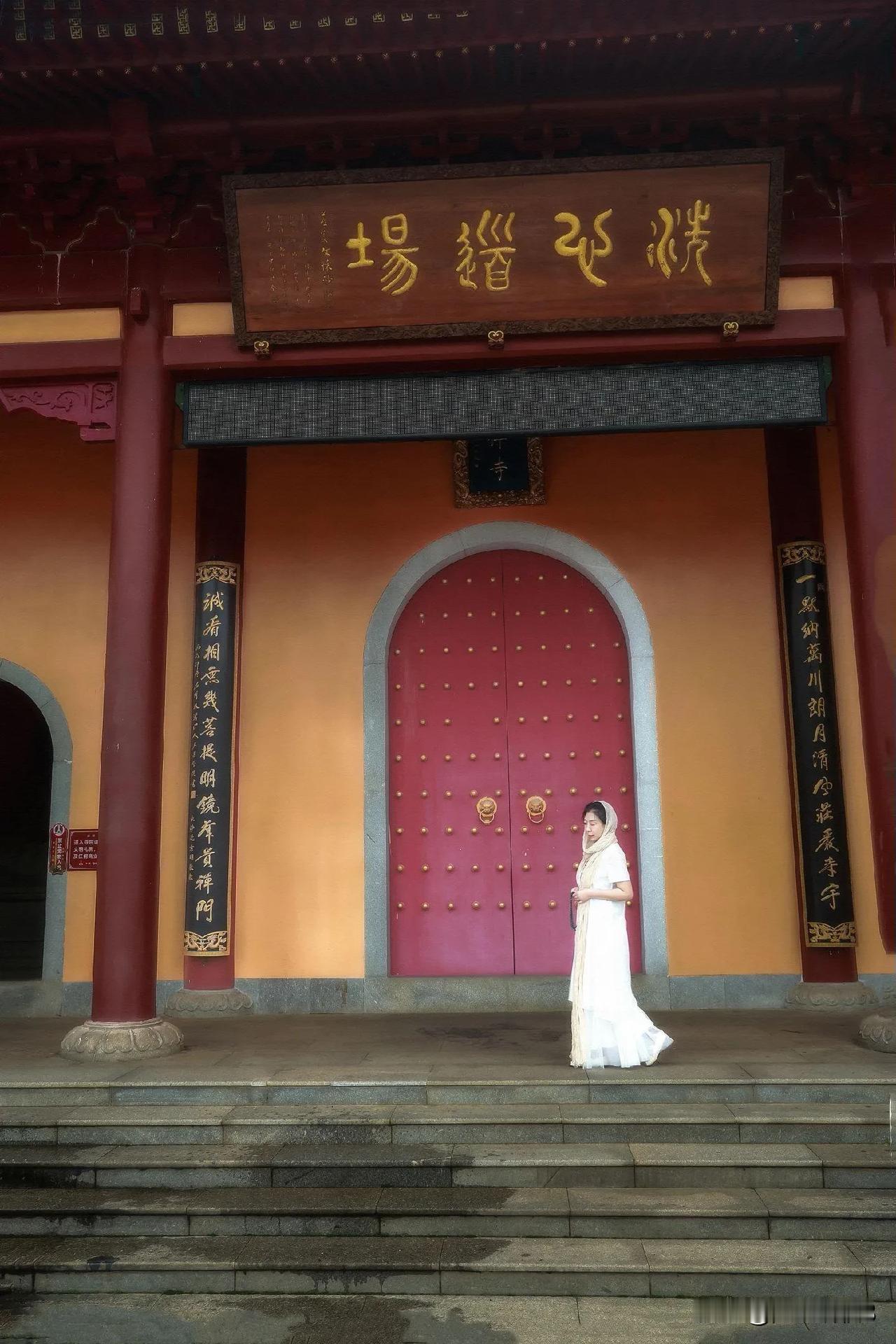 《洗心禅寺之银杏幽情》
（原创首发）陋室听秋/文
 
在洗心禅寺，仿若踏入尘世之