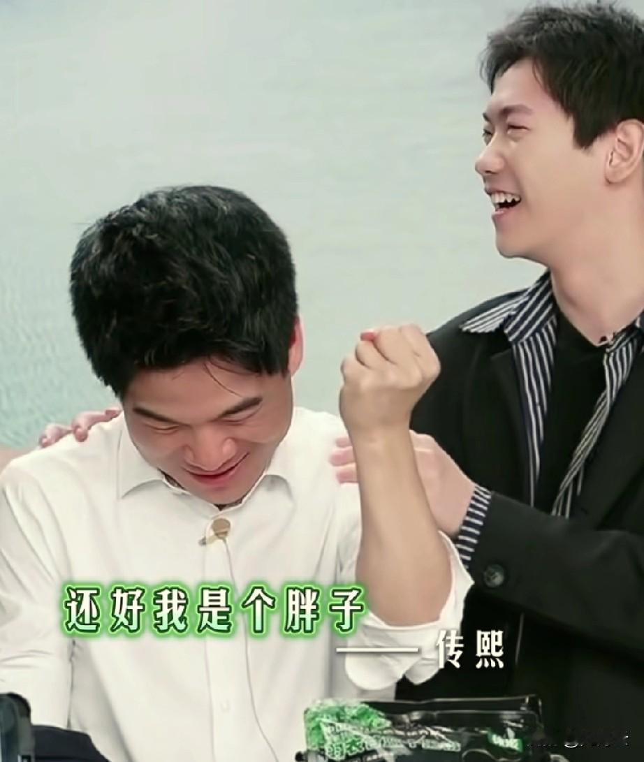 好日子不需要刻意装扮，不需要大张旗鼓，也不需要去表演。因为每一张洋溢着笑容的年轻