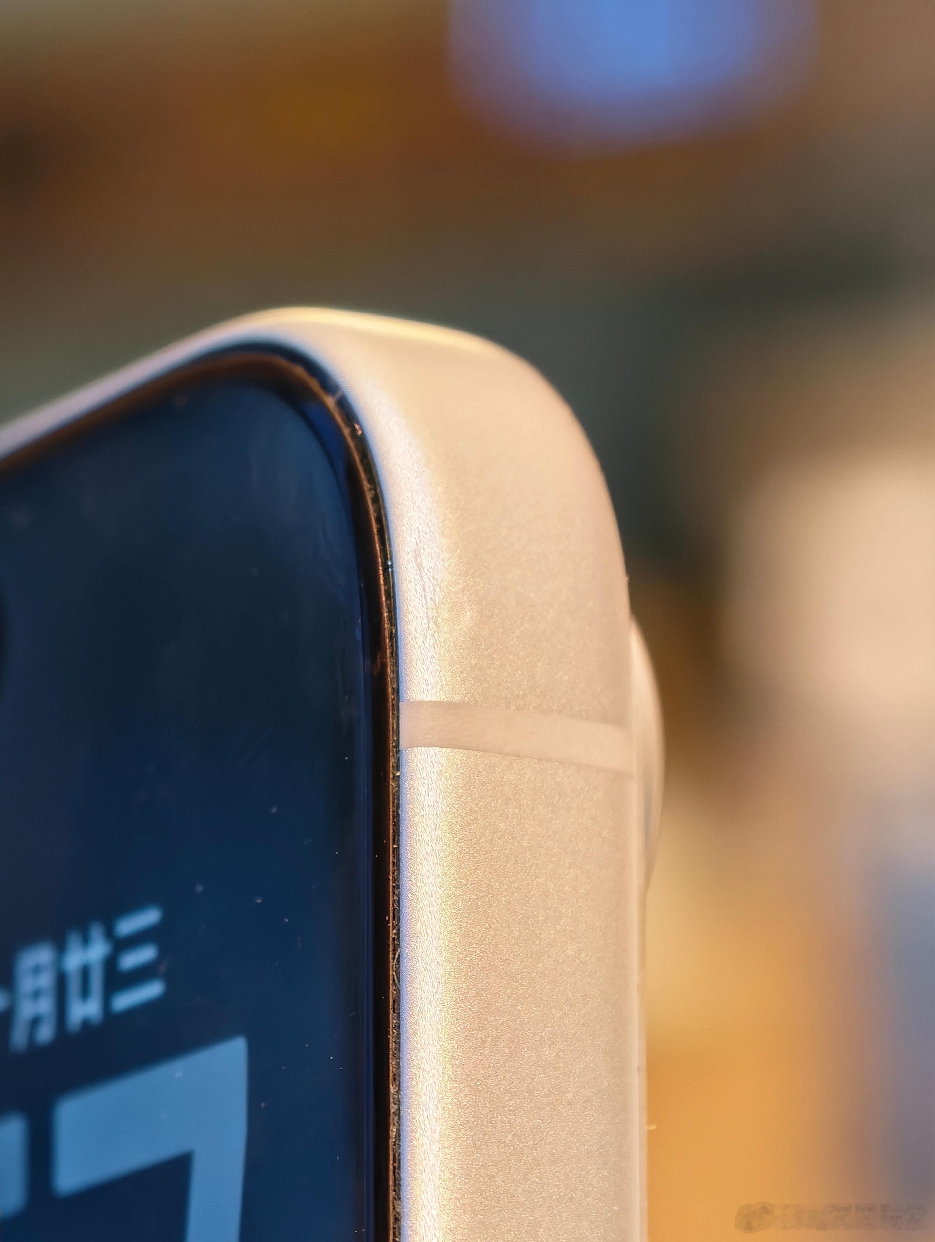 之前还嘲笑呢，结果我自己的iPhone17 Pro Max戴壳摔了一下也有凹痕了